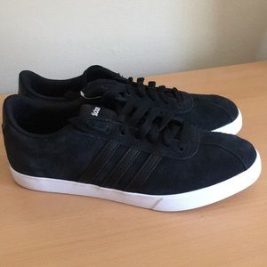 Size 8 women’s black Adidas Neo sneaker